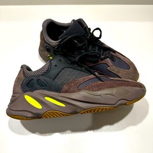 Lightly used YEEZY boost 700 mauve sz 10.5